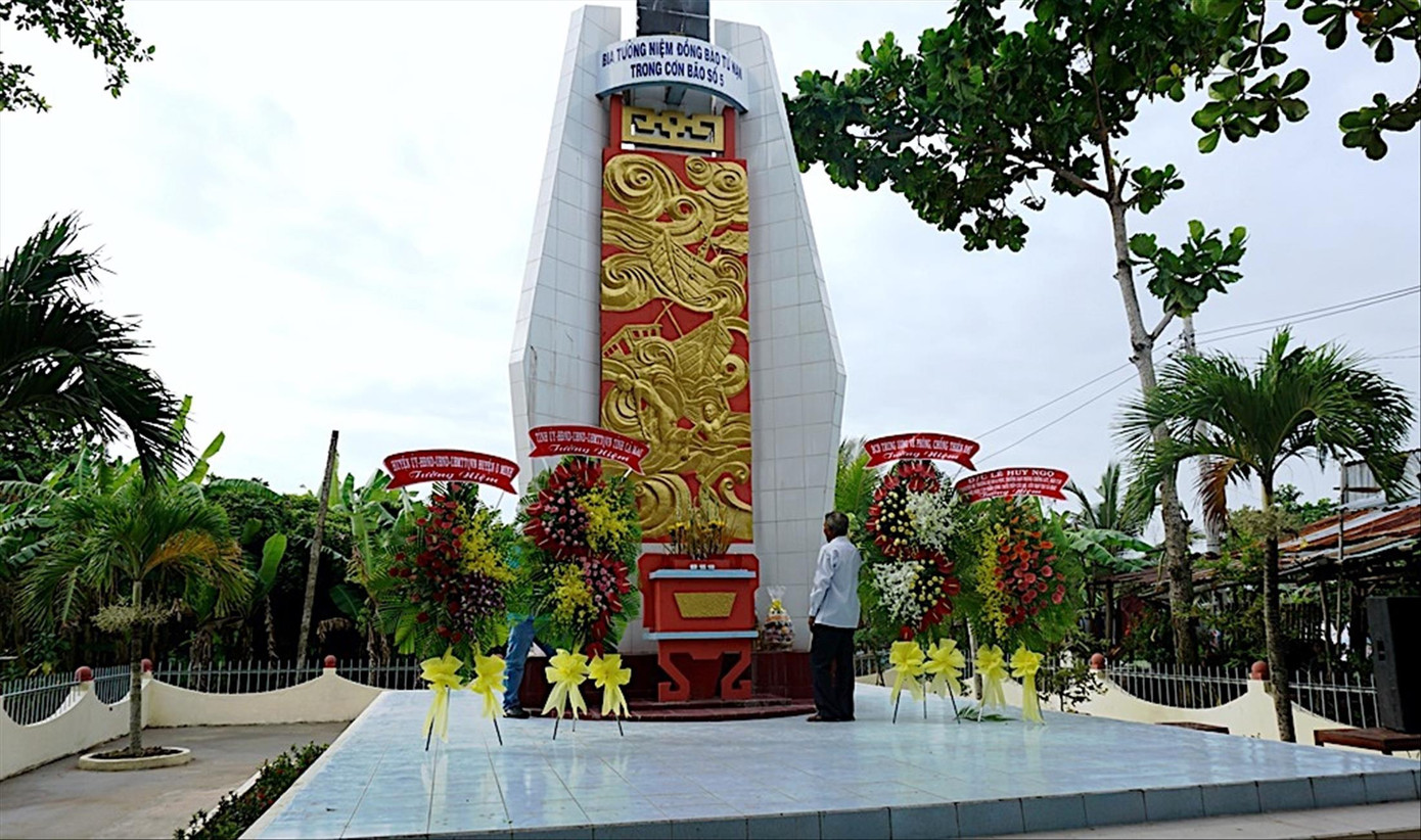 Đài tưởng niệm đồng bào tử nạn trong cơn bão Linda tại miền biển xã Khánh Hội, huyện U Minh, tỉnh Cà Mau Đài tưởng niệm đồng bào tử nạn trong cơn bão Linda tại miền biển xã Khánh Hội, huyện U Minh, tỉnh Cà Mau