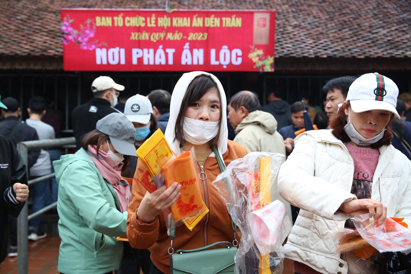 Người dân xin ấn đền Trần Ảnh: TRỌNG TÀI Người dân xin ấn đền Trần Ảnh: TRỌNG TÀI