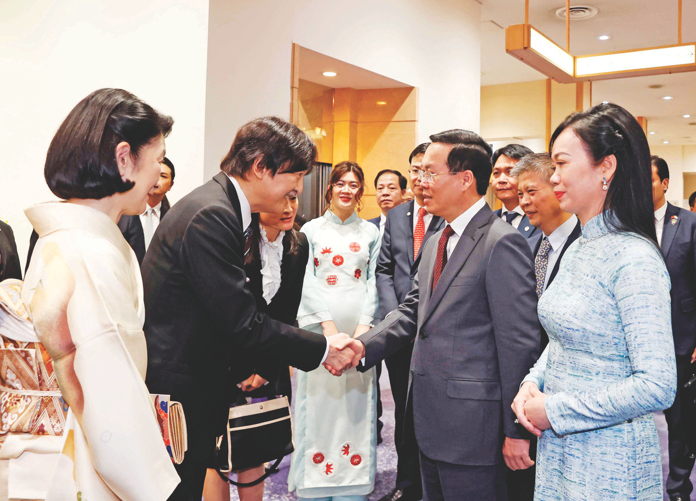 Hoàng Thái tử và Công nương Nhật Bản trò chuyện cùng Chủ tịch nước Võ Văn Thưởng và phu nhân. Ảnh: Thống Nhất - TTXVN