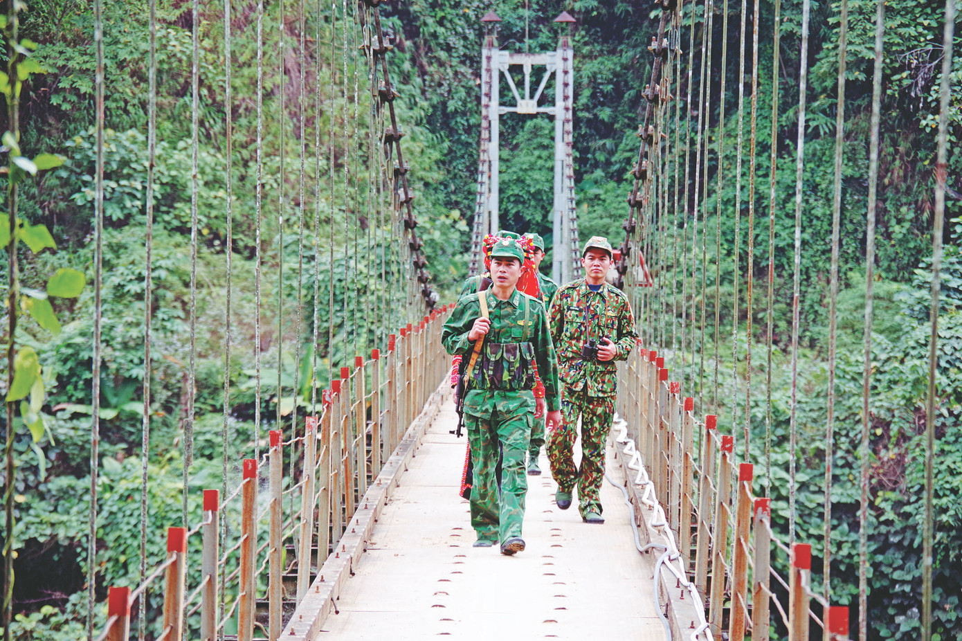 Cán bộ, chiến sĩ Trạm biên phòng Kẻng Mỏ cùng với nhân dân tuần tra bảo vệ biên giới.