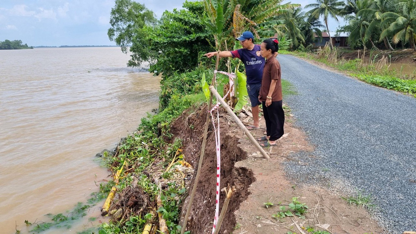 Sạt lở bờ sông Hậu dọc tuyến đường giao thông ven sông mới đưa vào khai thác năm 2021, đoạn qua huyện Cầu Kè, tỉnh Trà Vinh Ảnh: Cảnh Kỳ Sạt lở bờ sông Hậu dọc tuyến đường giao thông ven sông mới đưa vào khai thác năm 2021, đoạn qua huyện Cầu Kè, tỉnh Trà Vinh Ảnh: Cảnh Kỳ