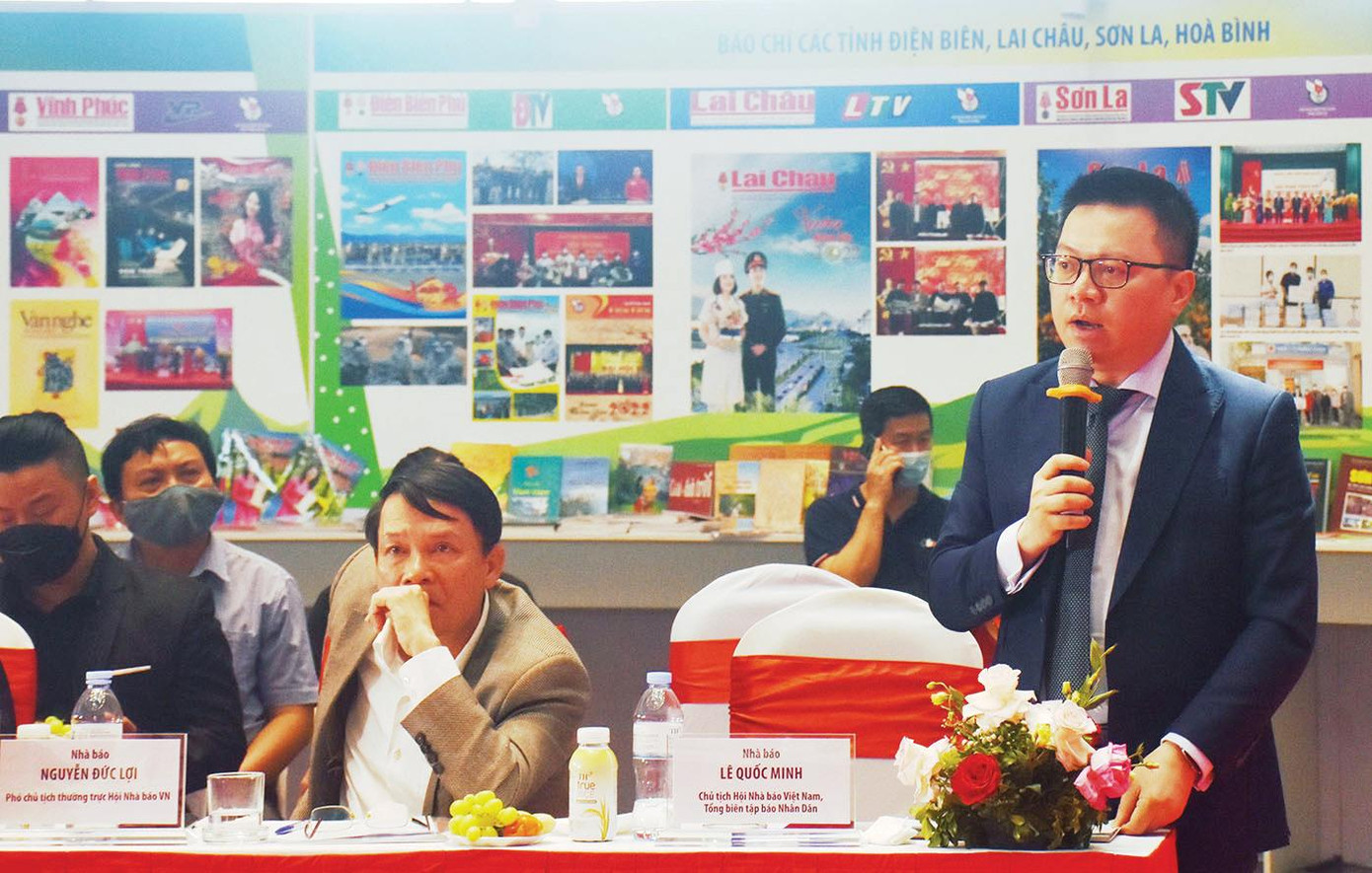 Phó Trưởng Ban Tuyên giáo Trung ương, Chủ tịch Hội Nhà báo Việt Nam, Tổng Biên tập Báo Nhân Dân Lê Quốc Minh chia sẻ các thông tin về tính cấp bách của chuyển đổi số trong cơ quan báo chí. Ảnh: MINH THIÂN