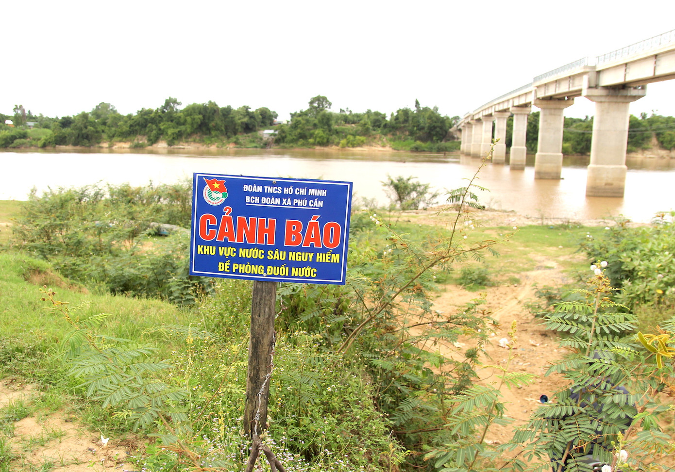 Biển cảnh báo đuối nước dọc sông Ba Biển cảnh báo đuối nước dọc sông Ba
