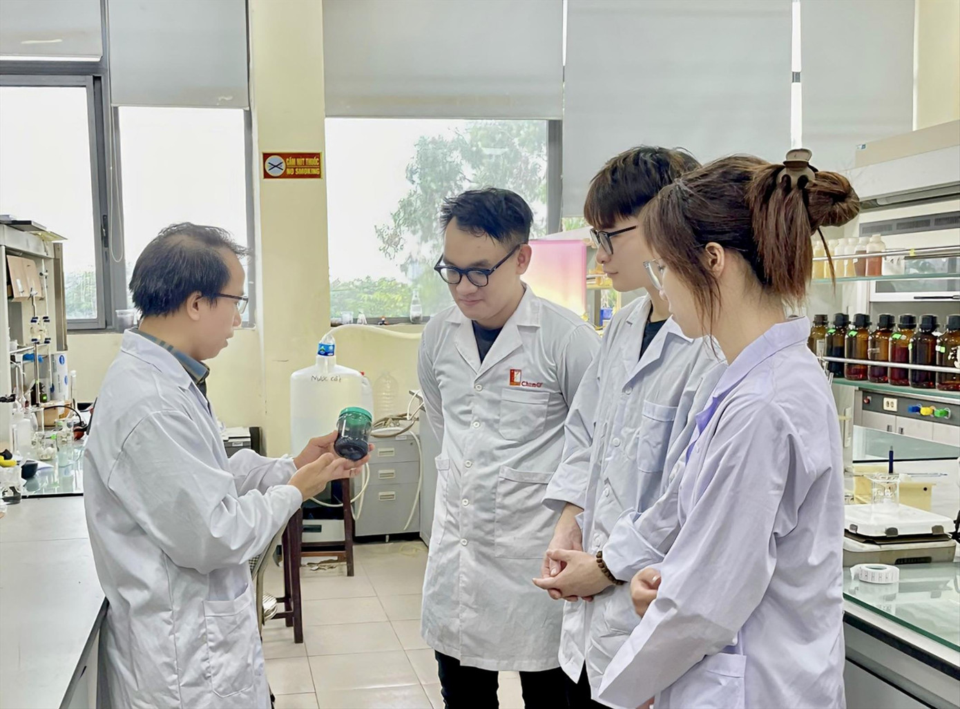 PGS.TS Nguyễn Trọng Nghĩa (Trường Hóa và Khoa học Sự sống, Đại học Bách khoa Hà Nội) hướng dẫn nhóm sinh viên thực hiện dự án