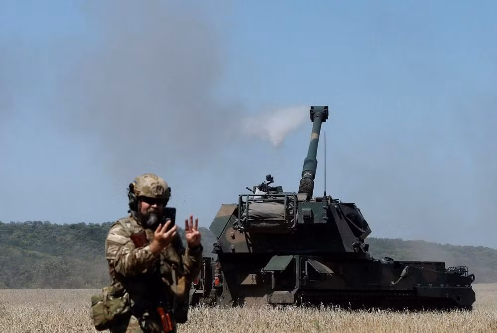 Các binh sĩ Ukraine khai hỏa về phía quân đội Nga bằng lựu pháo tự hành AHS Krab ở Donetsk ngày 23/8Ảnh: Reuters