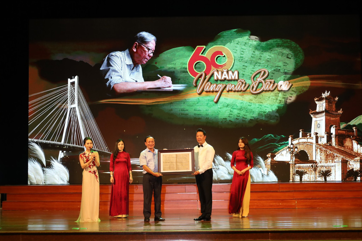 Nhạc trưởng Lê Phi Phi trao tặng bản gốc ca khúc Quảng Bình quê ta ơi! cho tỉnh Quảng Bình trong Đêm nhạc Hoàng Vân - 60 năm vang mãi một bài ca.