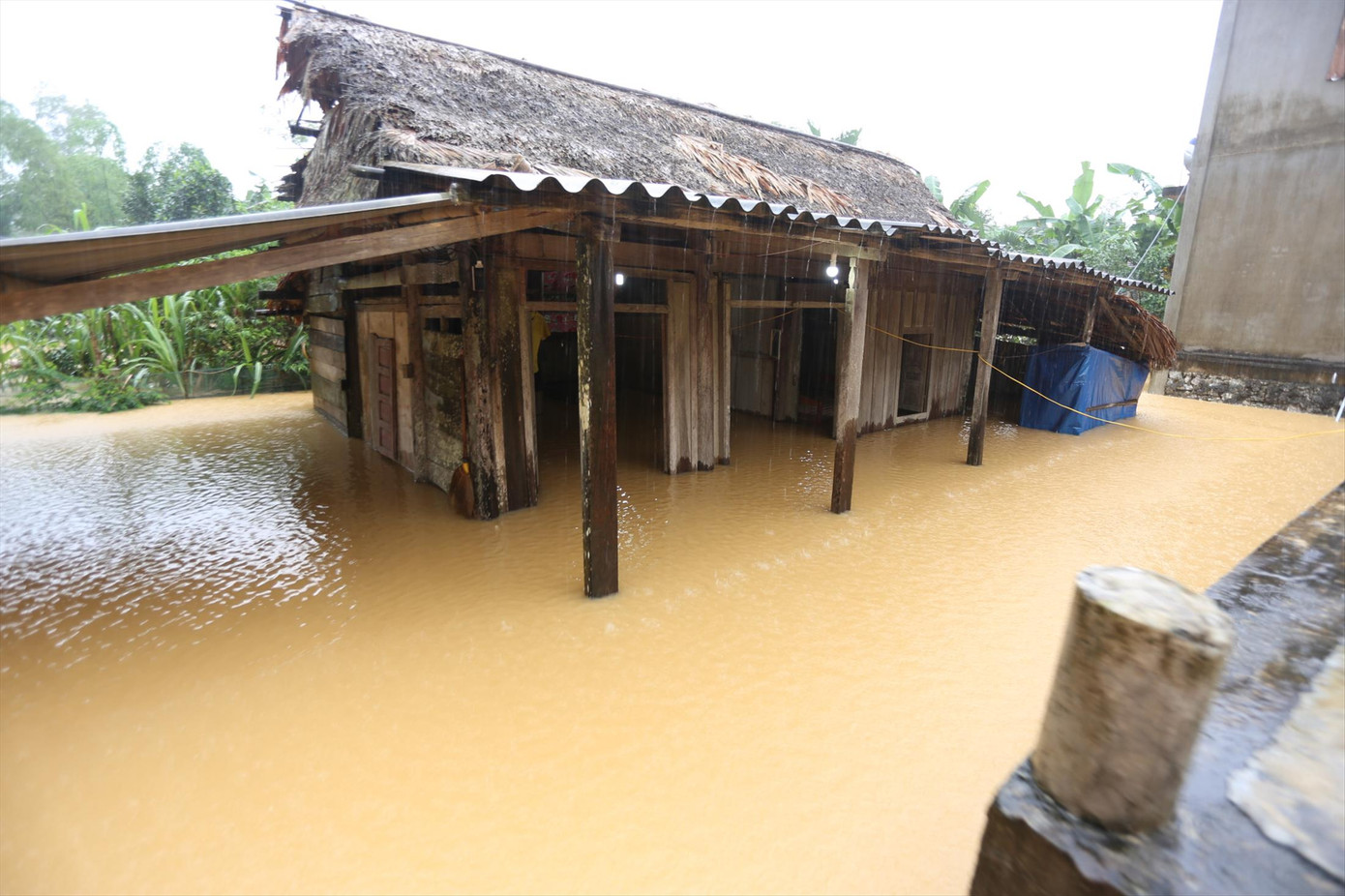 Nhiều nhà dân ở huyện Hương Khê bị ngập sâu