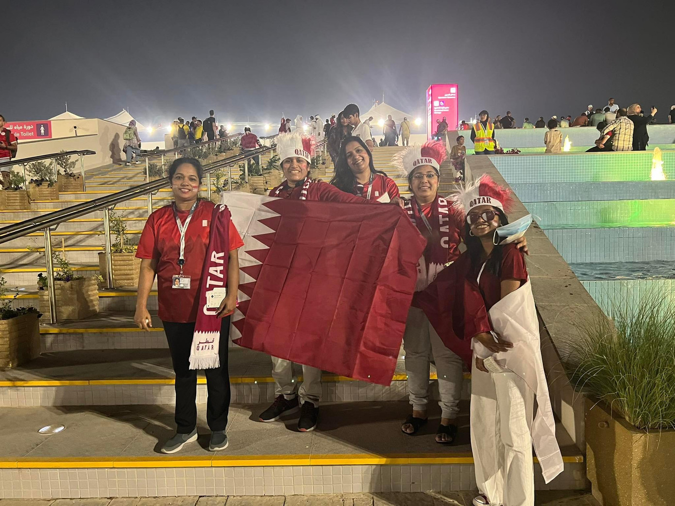 CĐV Qatar cũng như những người yêu bóng đá trên thế giới chỉ dành tình yêu cho trái bóng tròn cùng đội tuyển của mình CĐV Qatar cũng như những người yêu bóng đá trên thế giới chỉ dành tình yêu cho trái bóng tròn cùng đội tuyển của mình