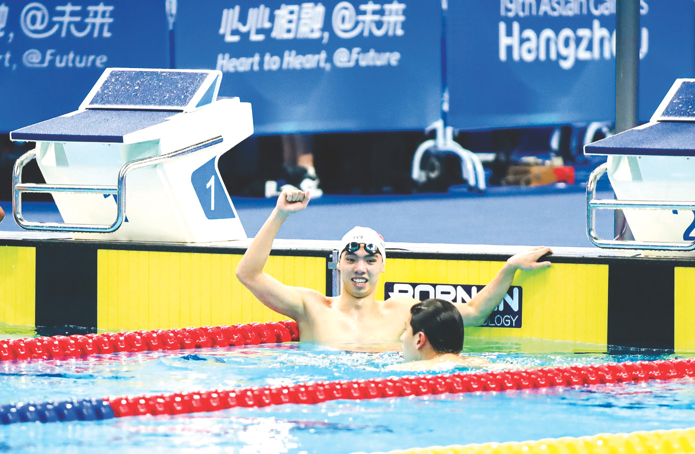 Huy Hoàng ăn mừng tấm huy chương đồng ở Asiad 19