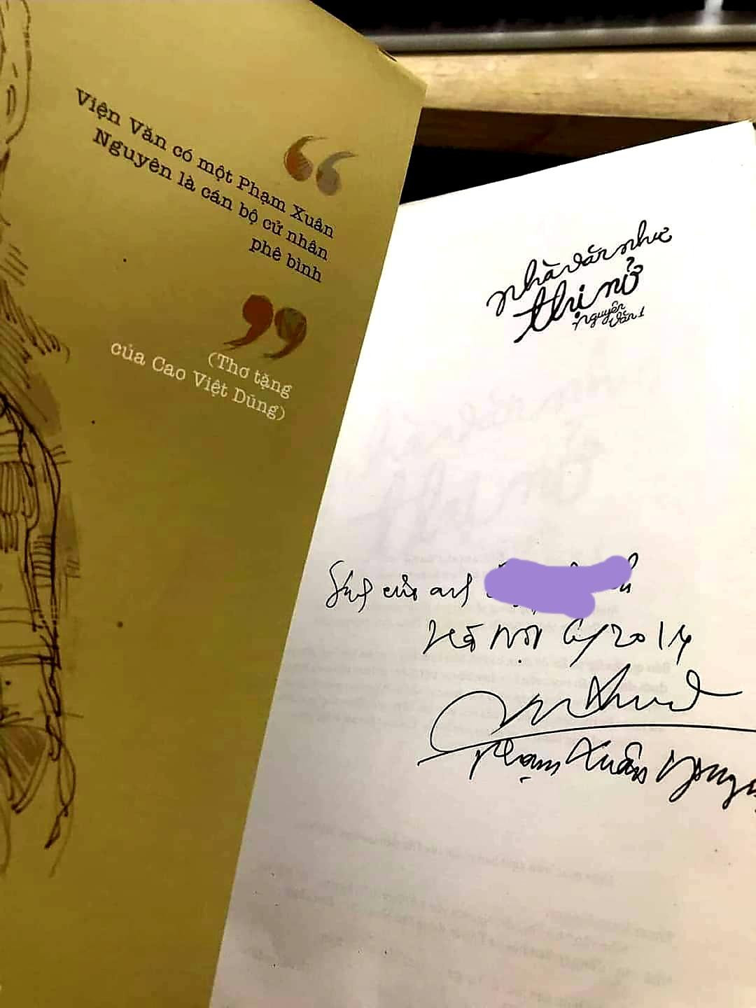 Cuốn sách mang tặng có thân phận trôi nổi của nhà phê bình Phạm Xuân Nguyên (FB Phạm Xuân Nguyên) Cuốn sách mang tặng có thân phận trôi nổi của nhà phê bình Phạm Xuân Nguyên (FB Phạm Xuân Nguyên)