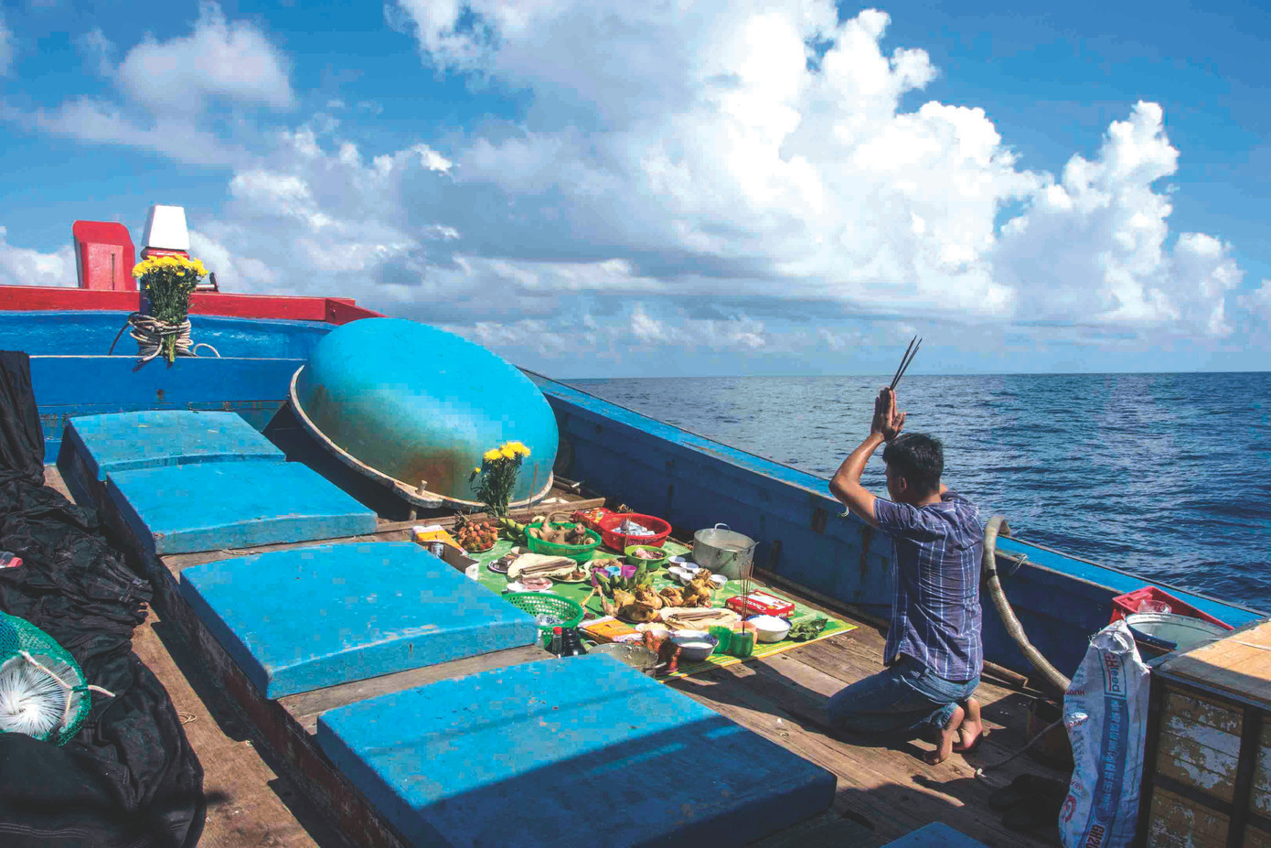 Cúng ông bà ngày Tết ở Hoàng Sa.