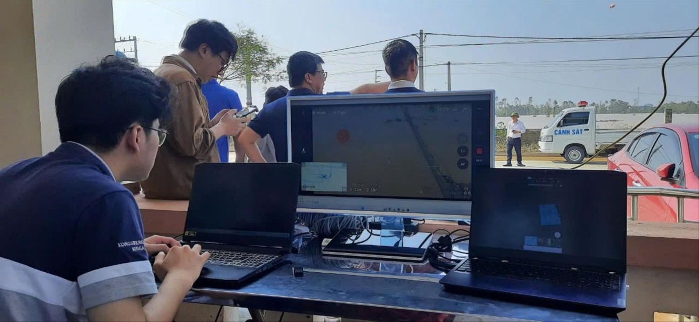 Sinh viên ĐH Bách khoa Hà Nội vào vùng lũ, ứng dụng khoa học công nghệ hỗ trợ người dân. Ảnh: Gia Hân Sinh viên ĐH Bách khoa Hà Nội vào vùng lũ, ứng dụng khoa học công nghệ hỗ trợ người dân. Ảnh: Gia Hân