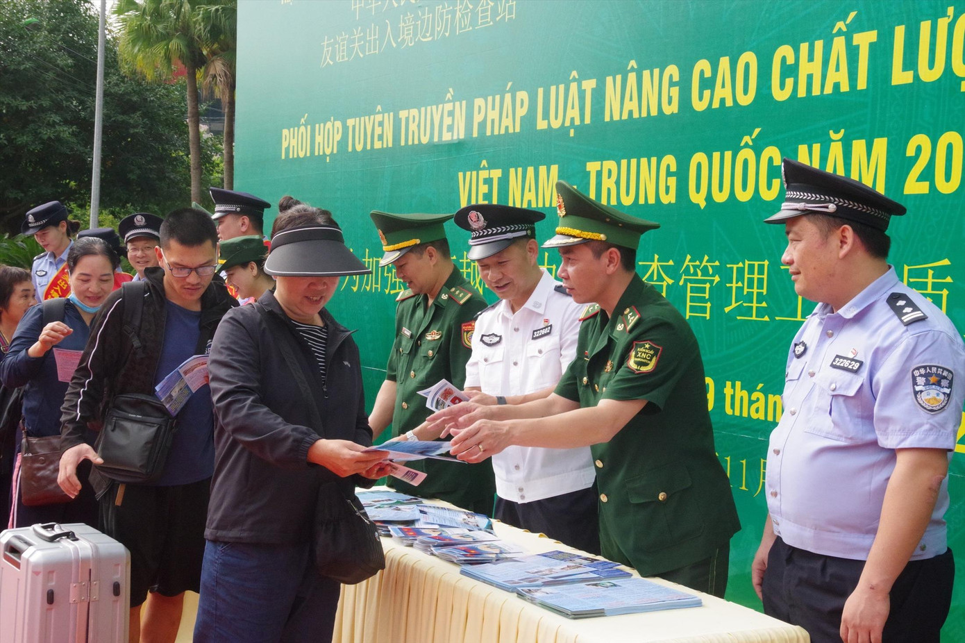 Biên phòng hai nước Việt- Trung tuyên truyền chung về phòng chống tội phạm qua biên giới Ảnh: Duy Chiến