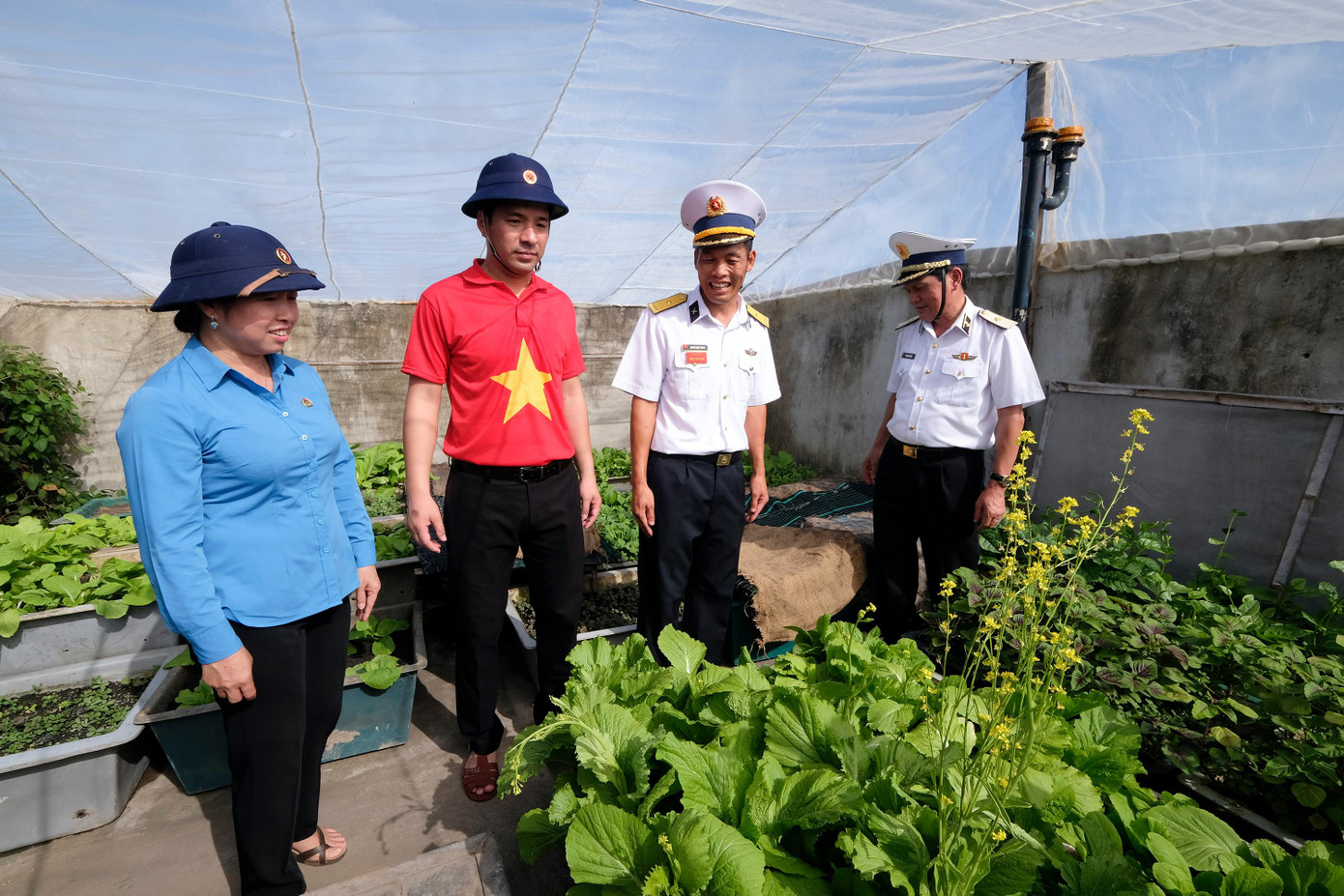 Bí thư T.Ư Đoàn Ngô Văn Cương (thứ hai từ trái qua) tham quan vườn rau thanh niên trên đảo Cô Lin thuộc quần đảo Trường Sa Bí thư T.Ư Đoàn Ngô Văn Cương (thứ hai từ trái qua) tham quan vườn rau thanh niên trên đảo Cô Lin thuộc quần đảo Trường Sa