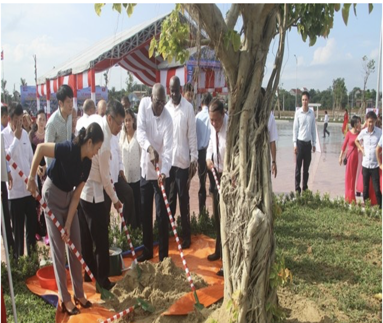 Ủy viên Bộ Chính trị, Phó Chủ tịch thứ nhất Hội đồng Nhà nước và Hội đồng Bộ trưởng Cuba Salvador Valdés Mesa trồng cây lưu niệm trong Công viên Fidel Castro ở TP Đông Hà, ngày 15/9/2018