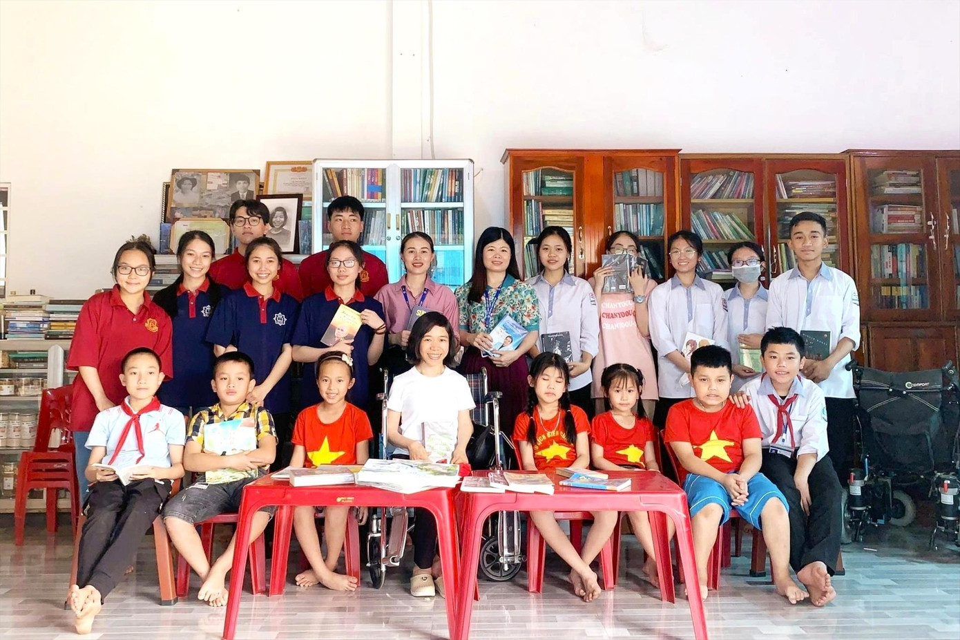 Chị Nga và các bạn đọc thân thiết tại thư viện miễn phí của mình. Chị Nga và các bạn đọc thân thiết tại thư viện miễn phí của mình.