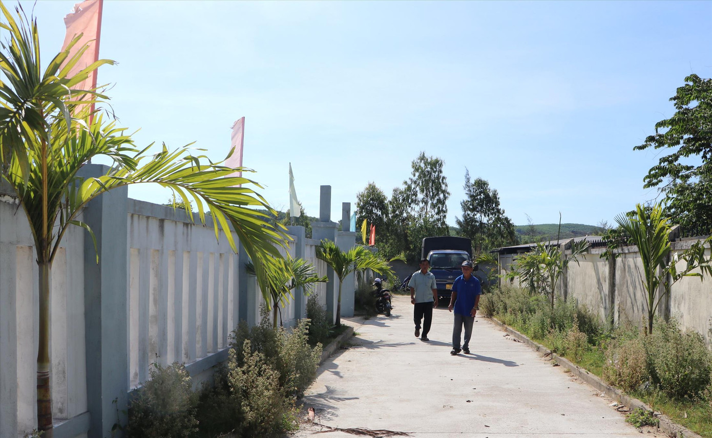 Con đường vào nhà văn hóa thôn Tuyết Diêm 3 được mở rộng nhờ ông Nguyễn Binh hiến đất Ảnh: Nguyễn Ngọc Con đường vào nhà văn hóa thôn Tuyết Diêm 3 được mở rộng nhờ ông Nguyễn Binh hiến đất Ảnh: Nguyễn Ngọc