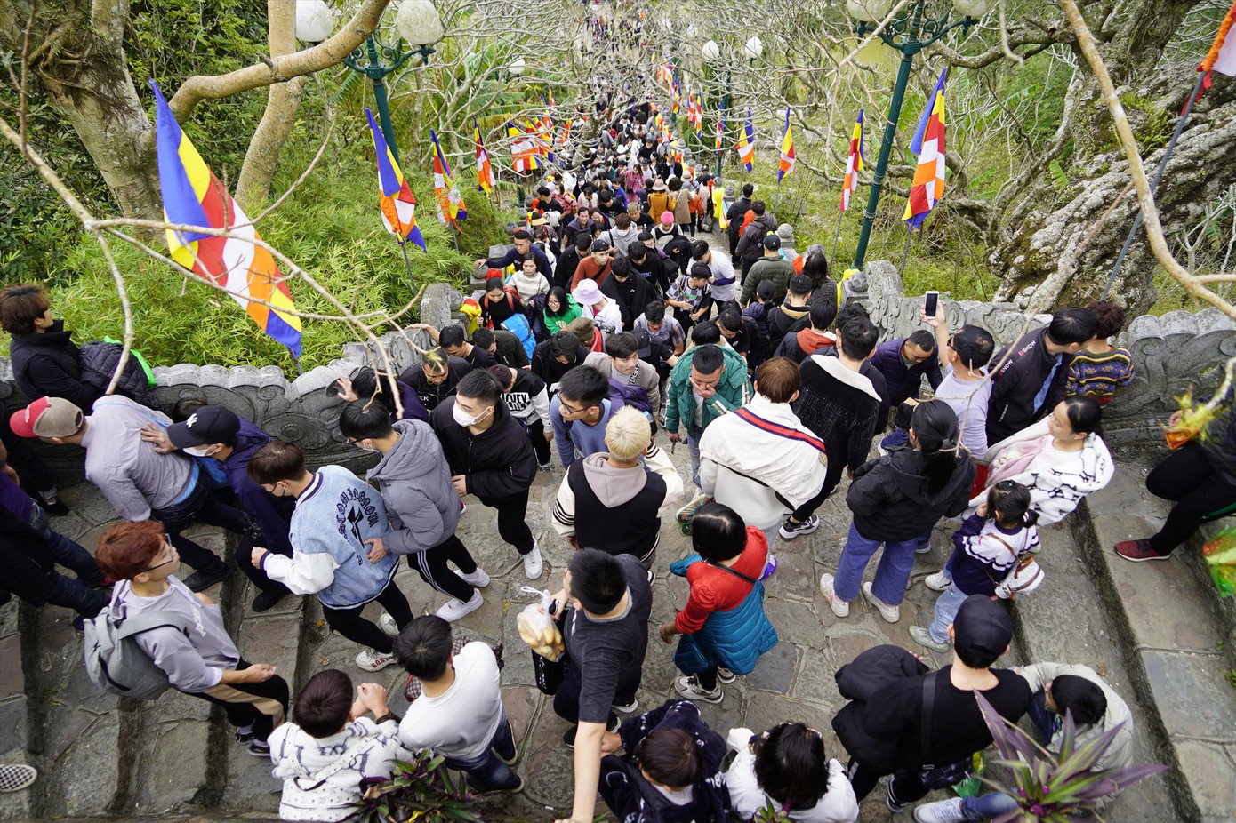 Đa số khách hành hương lễ chùa đầu năm là người địa phương nên ít sử dụng dịch vụ du lịch