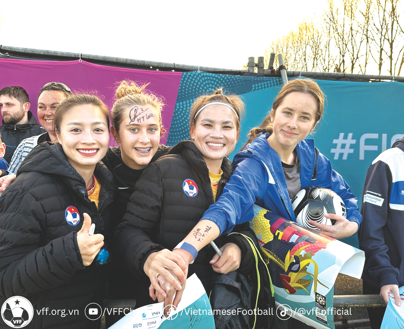 ĐT nữ Việt Nam giao lưu với cộng đồng người Việt tại Auckland, New Zealand. Ảnh: VFF ĐT nữ Việt Nam giao lưu với cộng đồng người Việt tại Auckland, New Zealand. Ảnh: VFF