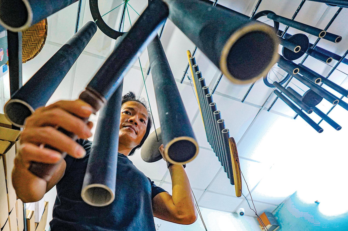 Trong chiếc chuông gió, tiếng ngân vang là âm thanh chính, tiếng phản âm chỉ là âm thanh phụ. Nhưng vấn đề phải xử lý làm sao cho tiếng phản âm hoà vào hợp âm tiếng ngân