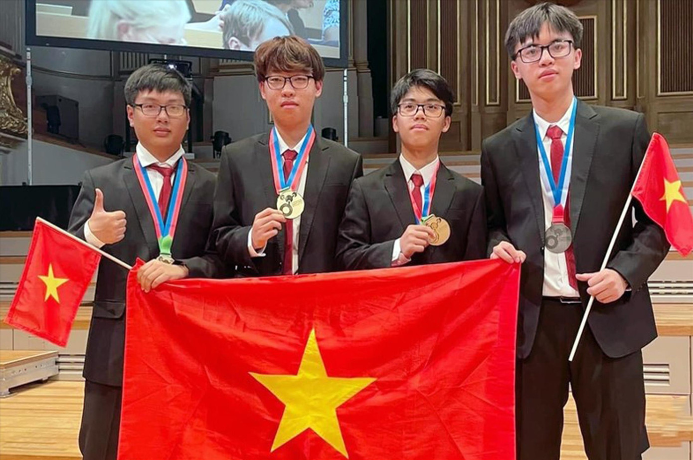 Em Đinh Cao Sơn, sinh viên Trường ĐH Sư phạm Hà Nội (ngoài cùng bên trái) cùng các thành viên đội tuyển Hoá học Việt Nam tại kỳ thi Olympic Hoá học quốc tế 2023 Ảnh: NVCC