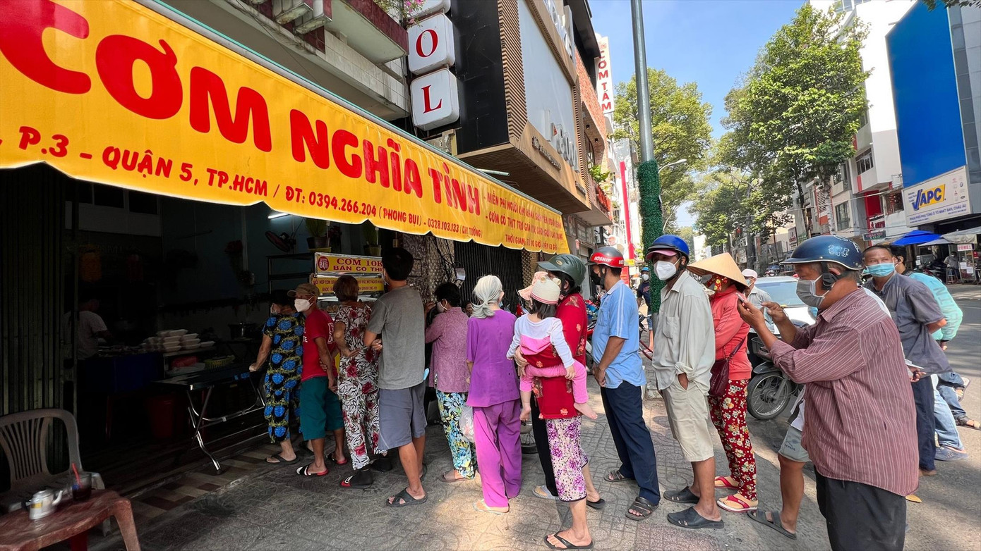 Người lao động xếp hàng mua cơm trợ giá 10.000 đồng và nhận cơm miễn phí từ “Trạm cơm nghĩa tình” Người lao động xếp hàng mua cơm trợ giá 10.000 đồng và nhận cơm miễn phí từ “Trạm cơm nghĩa tình”