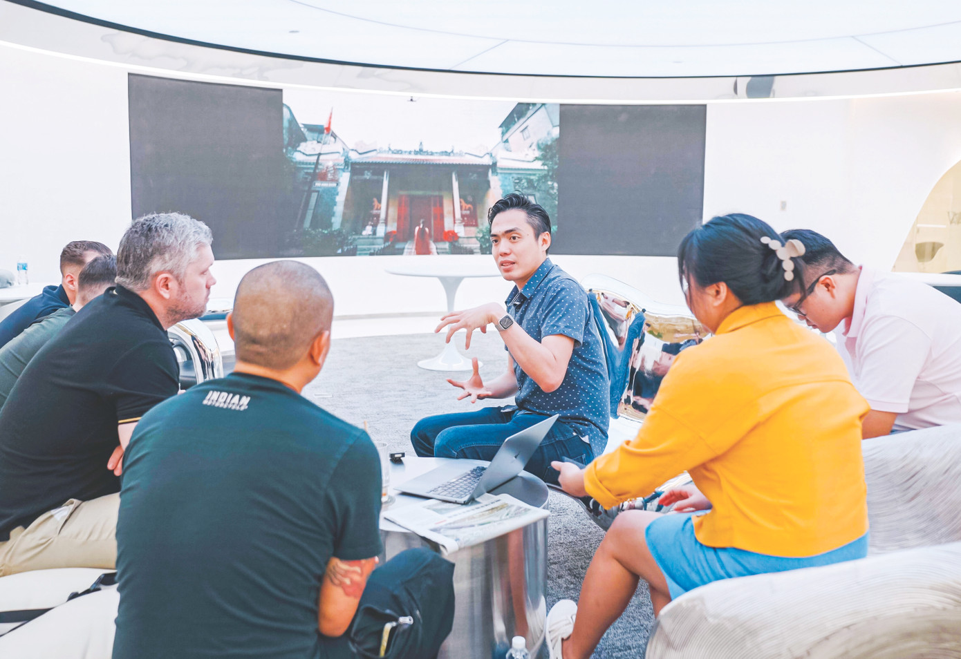 Huy Nguyễn đang làm việc cùng đồng sự và đối tác Huy Nguyễn đang làm việc cùng đồng sự và đối tác