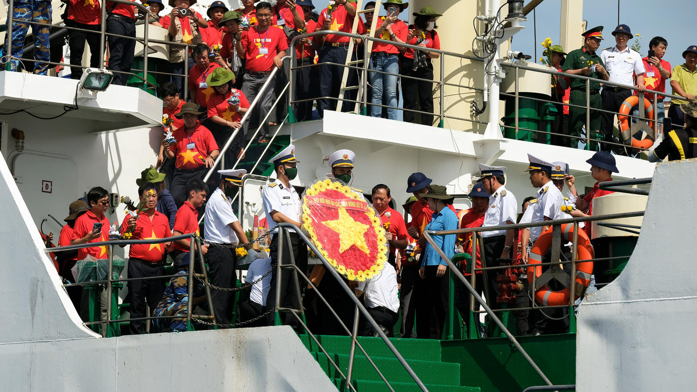 Lễ tưởng niệm các anh hùng liệt sĩ hy sinh trên quần đảo Trường Sa Lễ tưởng niệm các anh hùng liệt sĩ hy sinh trên quần đảo Trường Sa