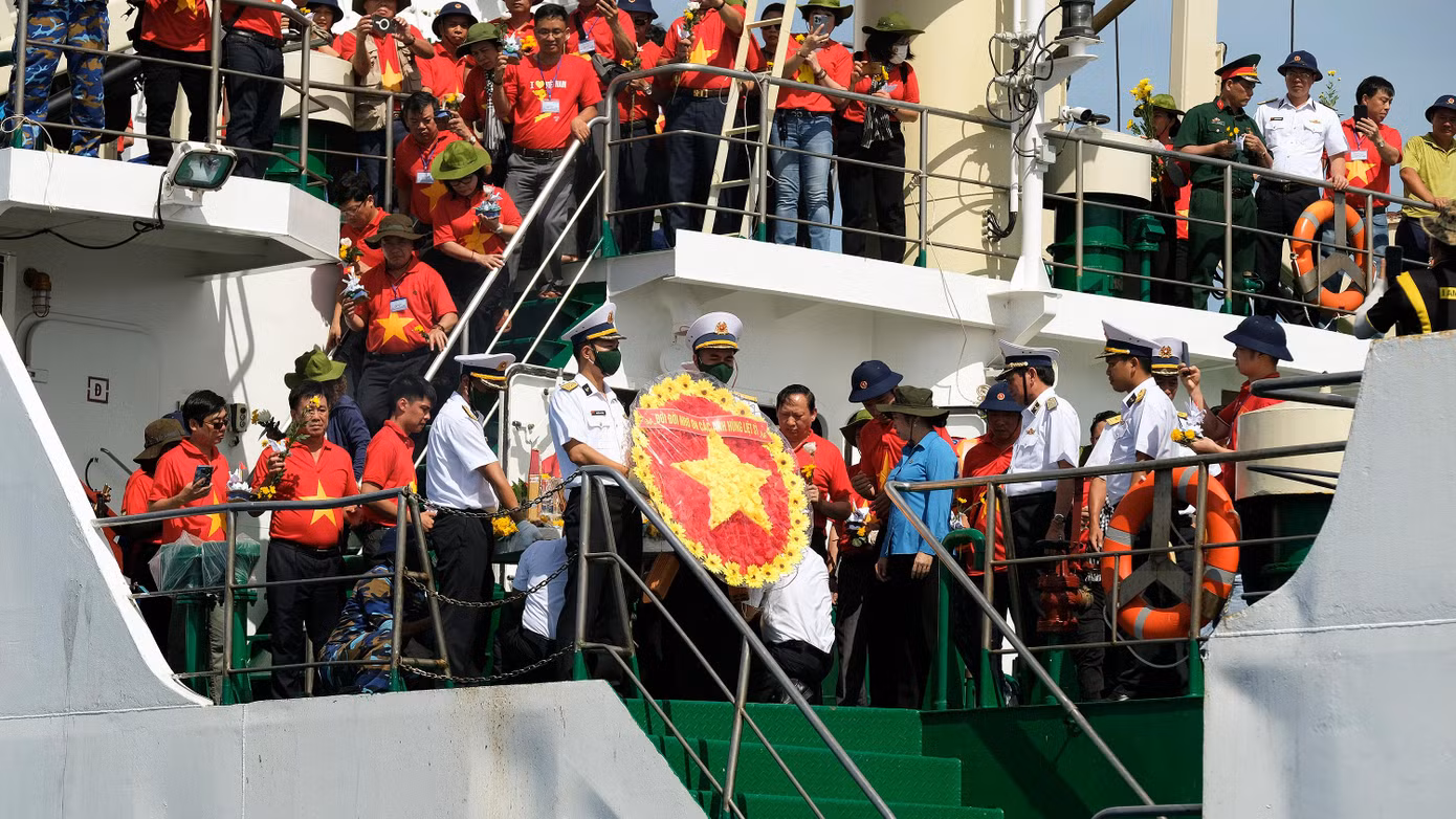 Lễ tưởng niệm các anh hùng liệt sĩ hy sinh trên quần đảo Trường Sa Lễ tưởng niệm các anh hùng liệt sĩ hy sinh trên quần đảo Trường Sa