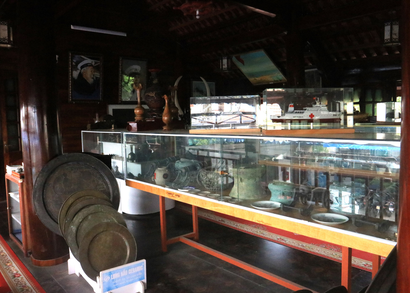 Những kỷ vật về Trường Sa, về người lính hải quân đặt ở nơi trang trọng nhất trong ngôi nhà của cựu binh Trần Quân Chính.