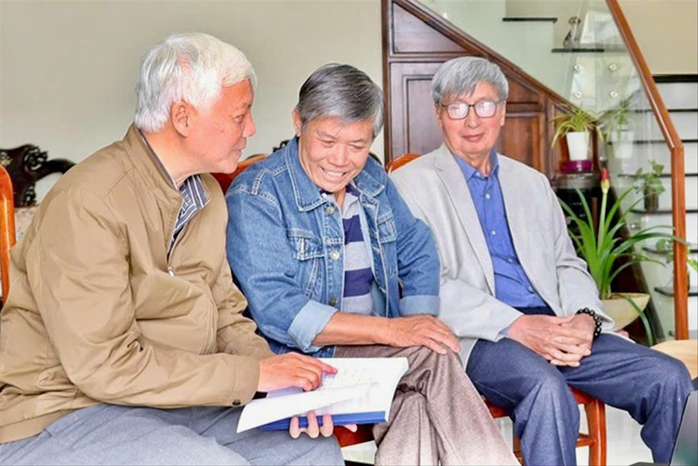 Ông Hoàng (giữa) cùng Ban Liên lạc truyền thống Cách mạng Đội Công tác TNSVHS