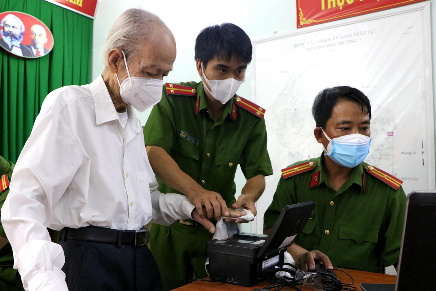 Công an TPHCM làm thủ tục cấp, đổi CCCD gắn chip cho người dân Công an TPHCM làm thủ tục cấp, đổi CCCD gắn chip cho người dân