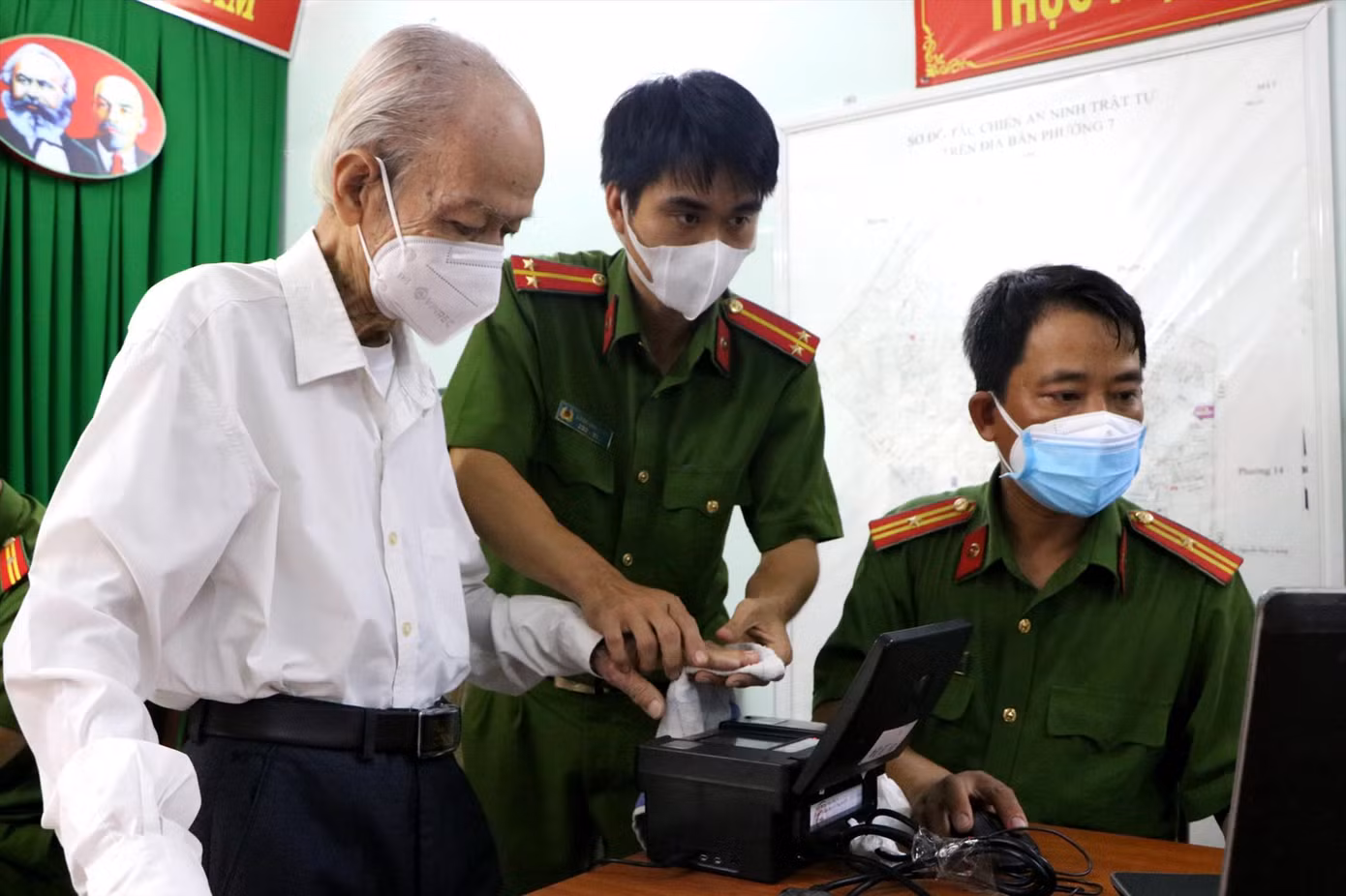 Công an TPHCM làm thủ tục cấp, đổi CCCD gắn chip cho người dân