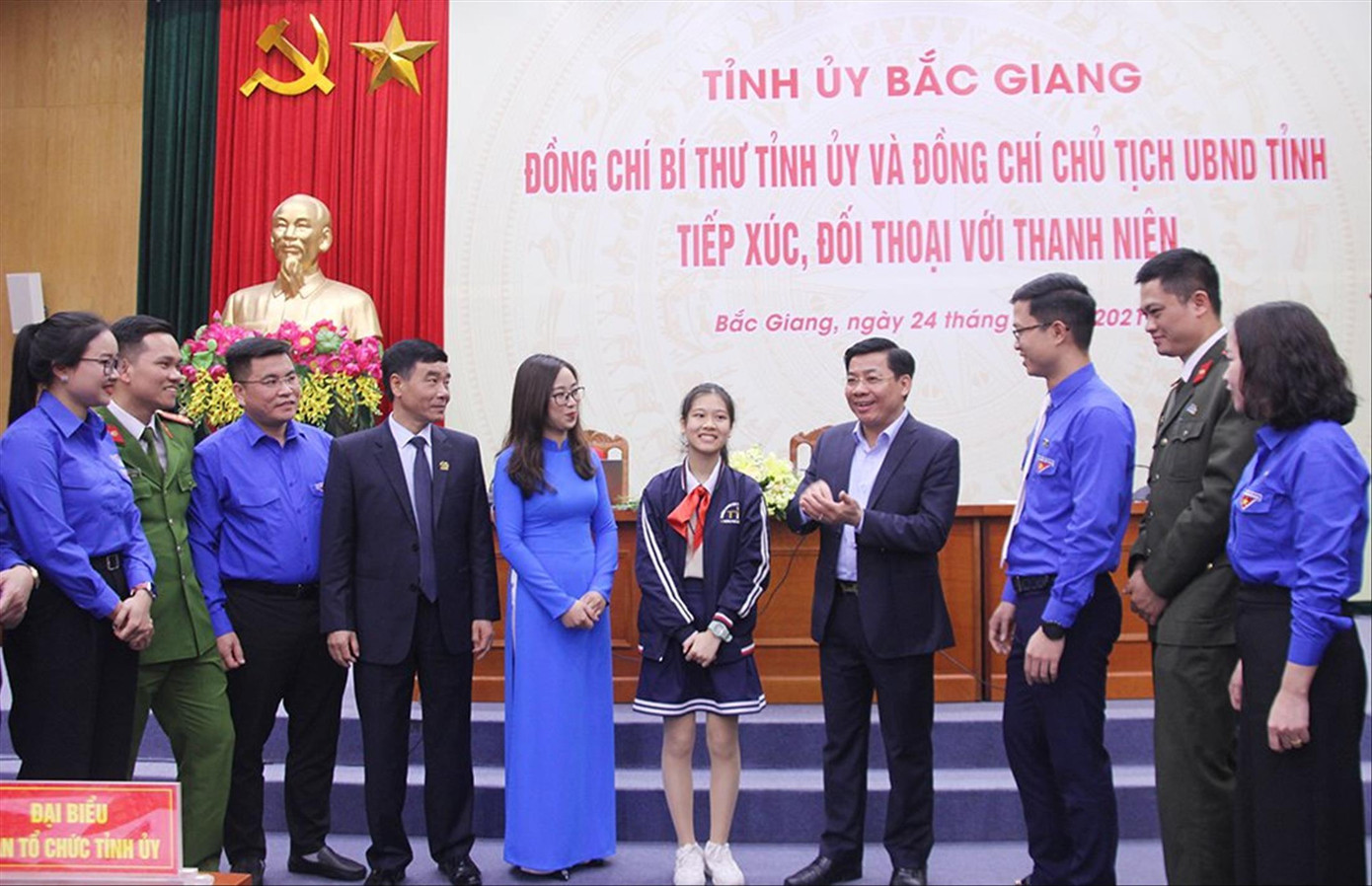 Ông Dương Văn Thái, Bí thư Tỉnh ủy Bắc Giang (thứ 4 từ phải sang) trong buổi đối thoại với thanh niên Ông Dương Văn Thái, Bí thư Tỉnh ủy Bắc Giang (thứ 4 từ phải sang) trong buổi đối thoại với thanh niên