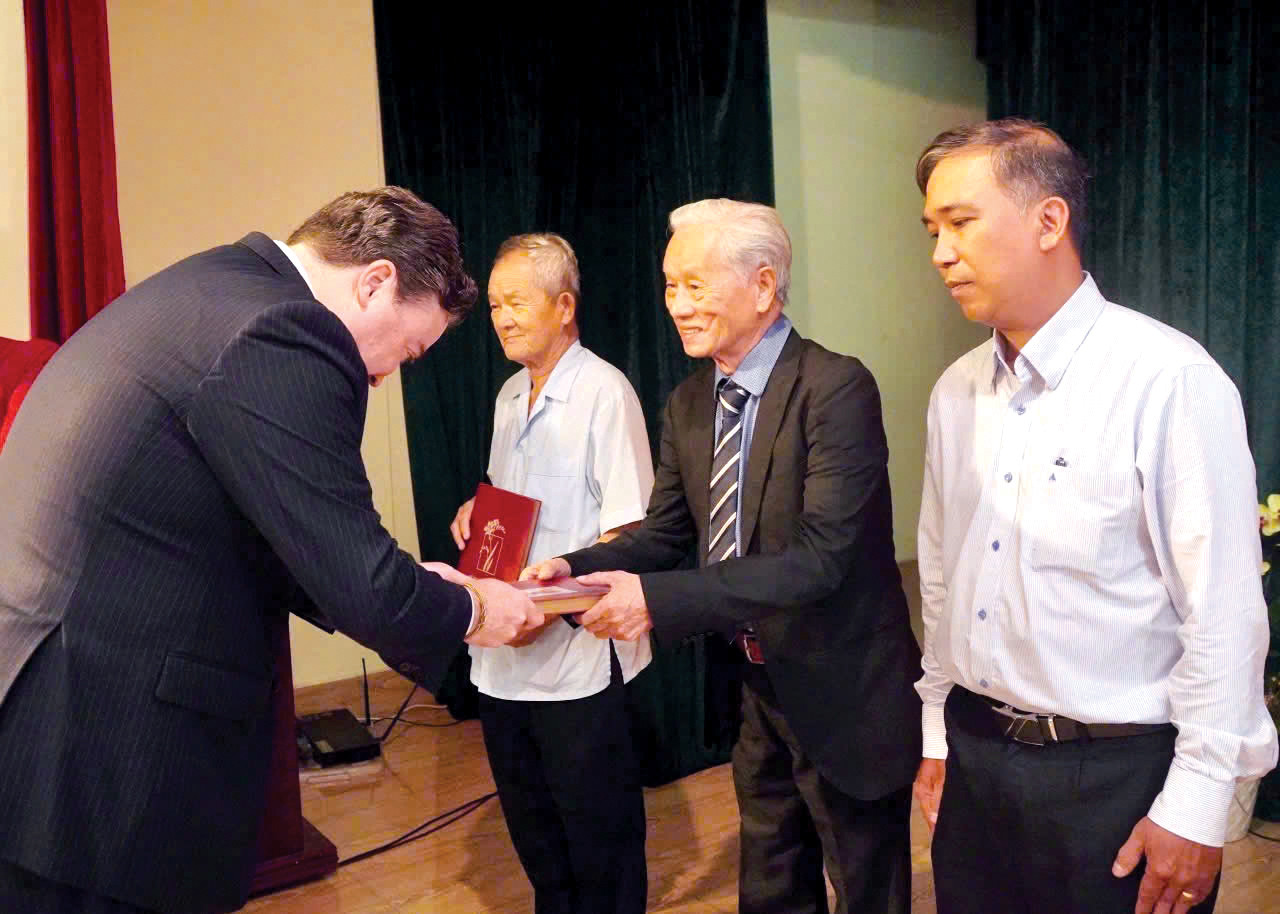 Ông Thái nhận cuốn nhật ký Ông Thái nhận cuốn nhật ký