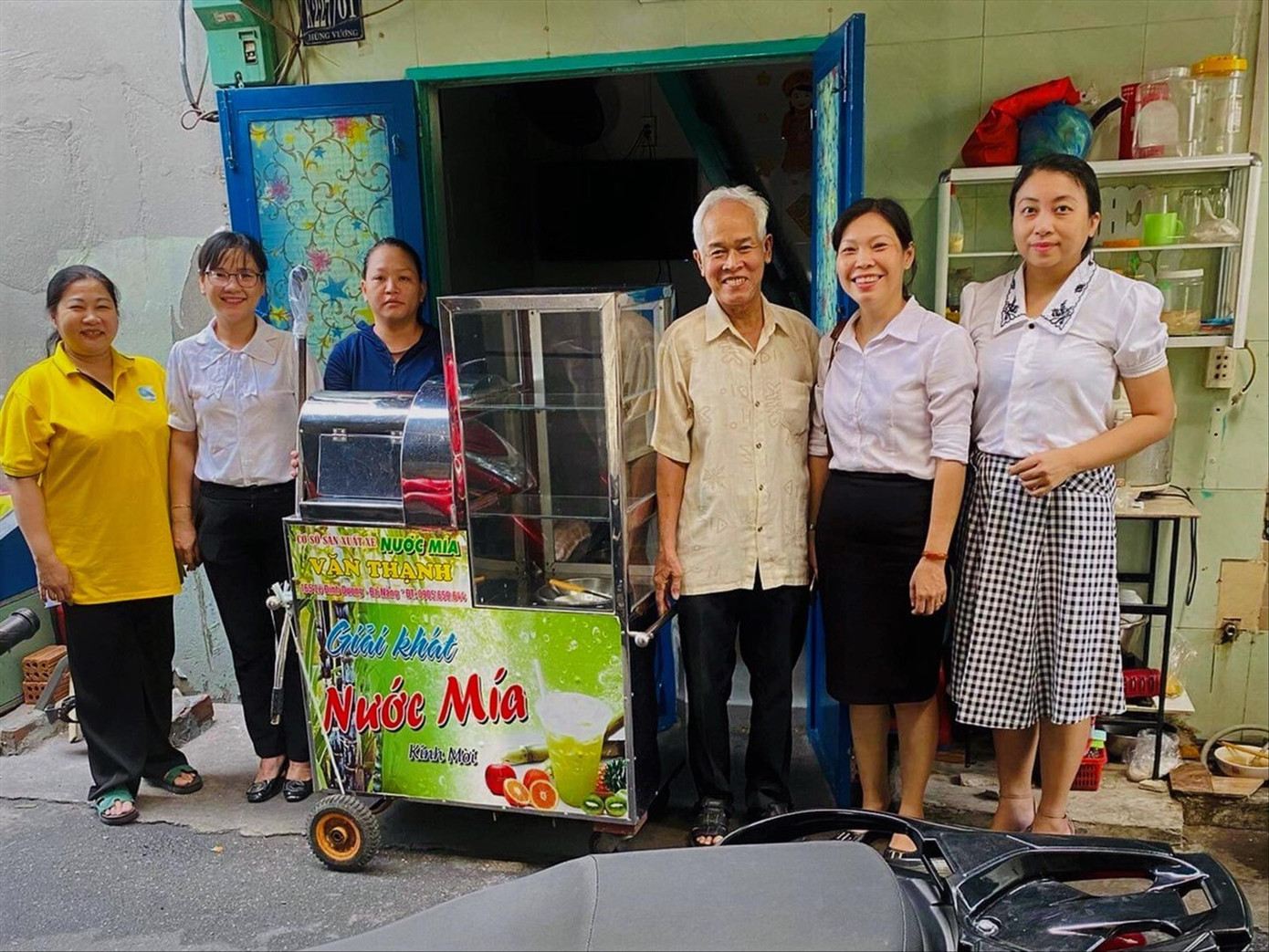 Lớp học không chỉ dạy miễn phí cho trò nghèo mà còn trao tặng xe nước mía, xe bán bánh mì, máy hấp tóc… cho những bà mẹ khó khăn làm ăn. Ảnh: P.N.