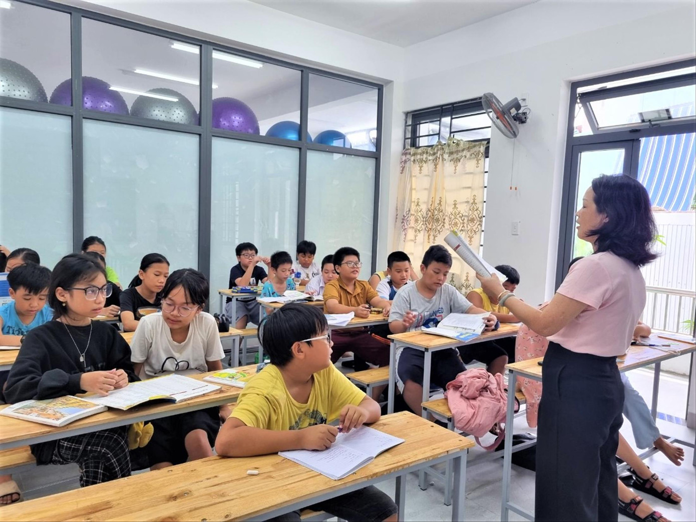 Những học trò khó khăn được các cô dạy bảo tận tình ở lớp học 0 đồng. Ảnh: Thanh Trần.