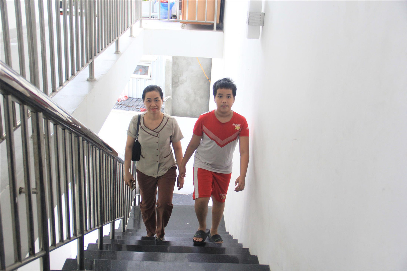 Mỗi tuần, chị Trần Thị Lan Hương (quận Thanh Khê) lại đưa con tới lớp học này vì cháu tiến bộ, hứng thú với các bài giảng. Ảnh: Thanh Trần.