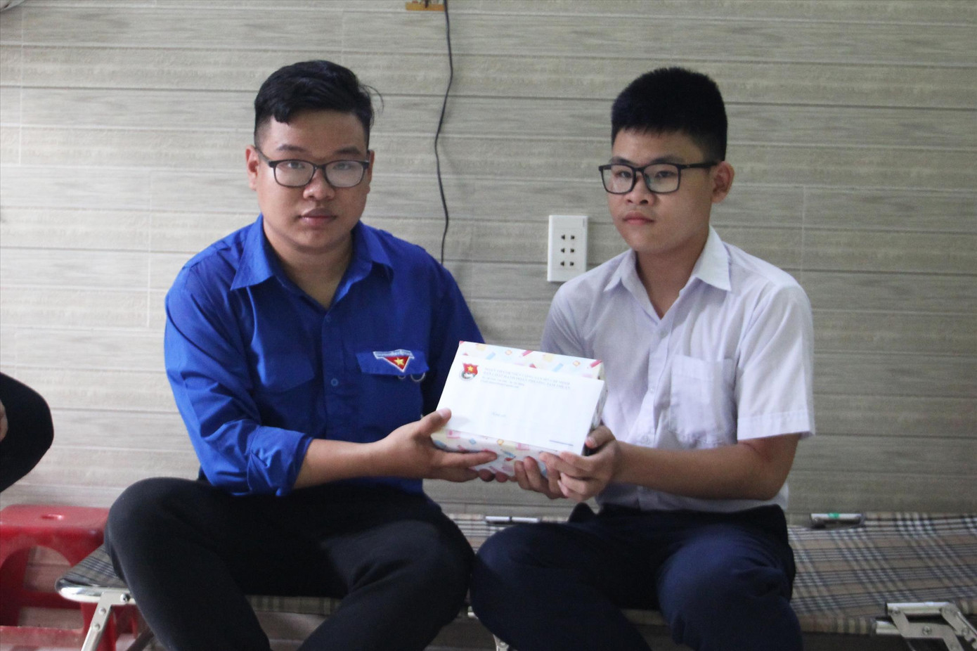 Đoàn phường Tam Thuận trao hỗ trợ cho em Ngô Anh Kiệt (học sinh lớp 10, Trường THPT Trần Phú) Ảnh: Giang Thanh