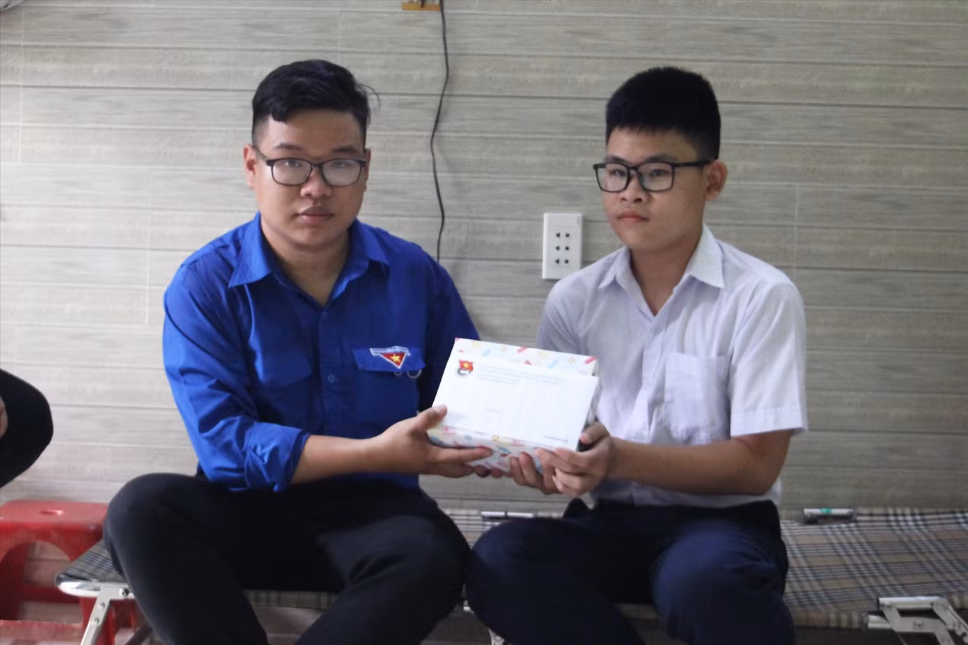 Đoàn phường Tam Thuận trao hỗ trợ cho em Ngô Anh Kiệt (học sinh lớp 10, Trường THPT Trần Phú) Ảnh: Giang Thanh
