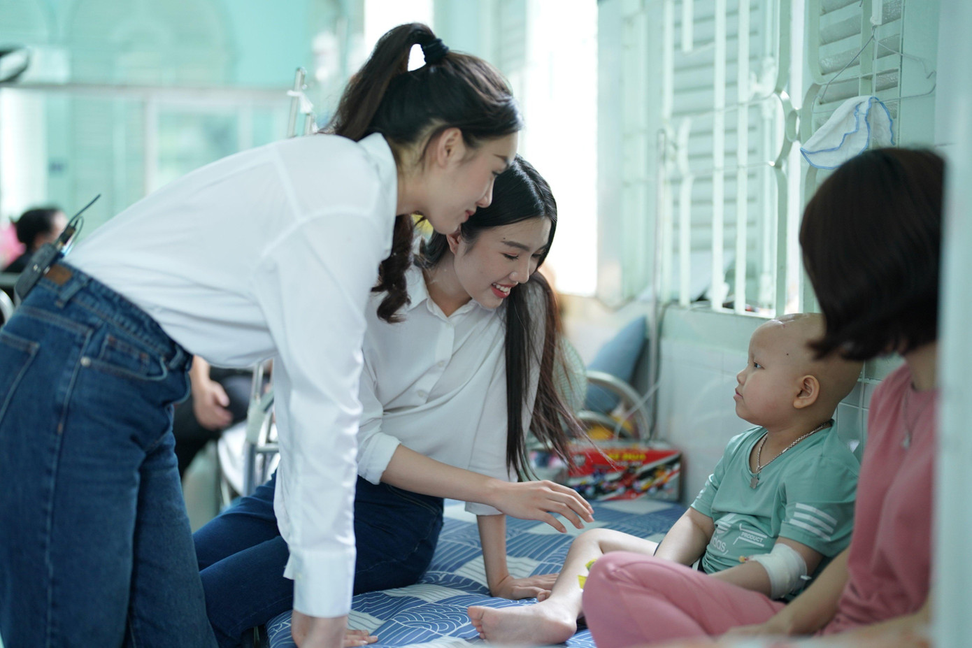 Thí sinh Trịnh Mỹ Anh (SBD 426, trái) và Lê Thanh Trúc (SBD 121) thực hiện dự án Nét chữ xinh. Ảnh: Phạm Nguyễn