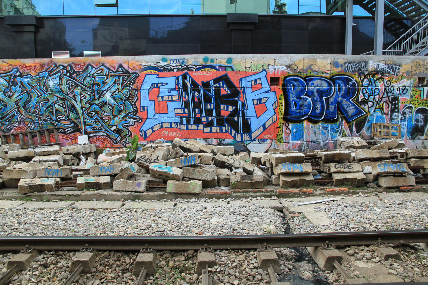 Một khu vực tập trung nhiều tranh graffiti nằm giữa đường Lê Duẩn và Điện Biên Phủ, Hà Nội Ảnh: N.M.Hà