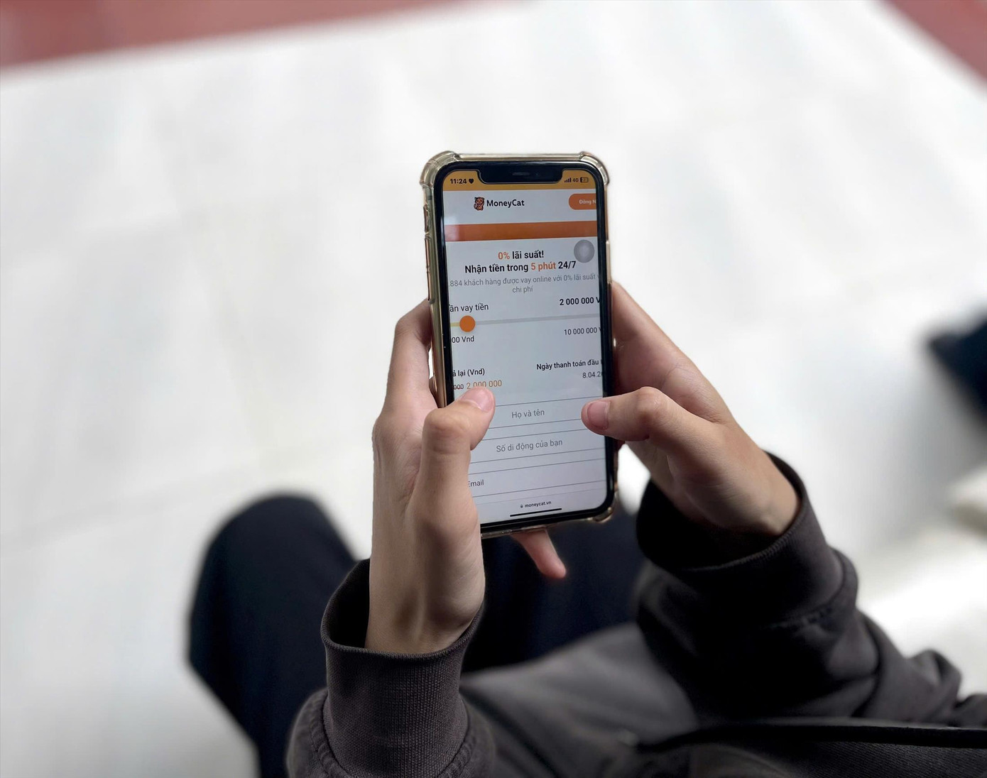 Các ứng dụng vay tiền qua mạng với những lời chào mời đường mật khiến sinh viên dễ sập bẫy tín dụng đen. Ảnh: Mai Linh