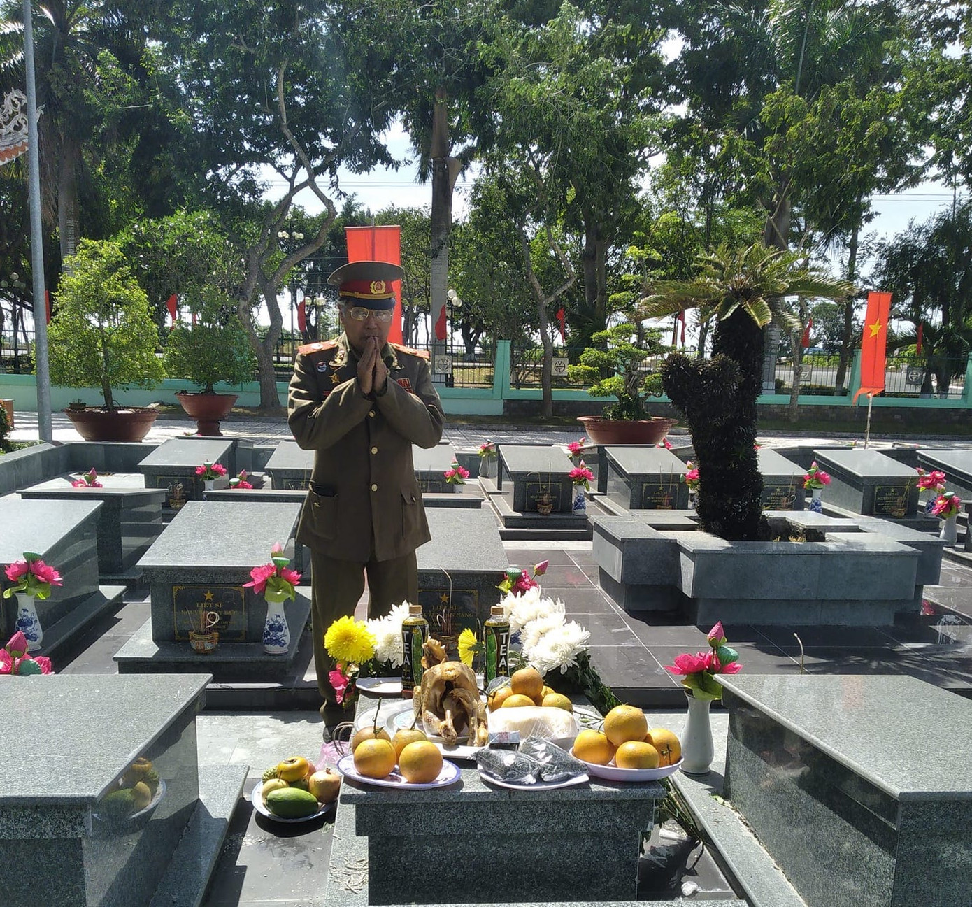 Ông Đỗ Tuấn Đạt làm lễ chuẩn bị cất bốc đưa liệt sĩ về với đất mẹ