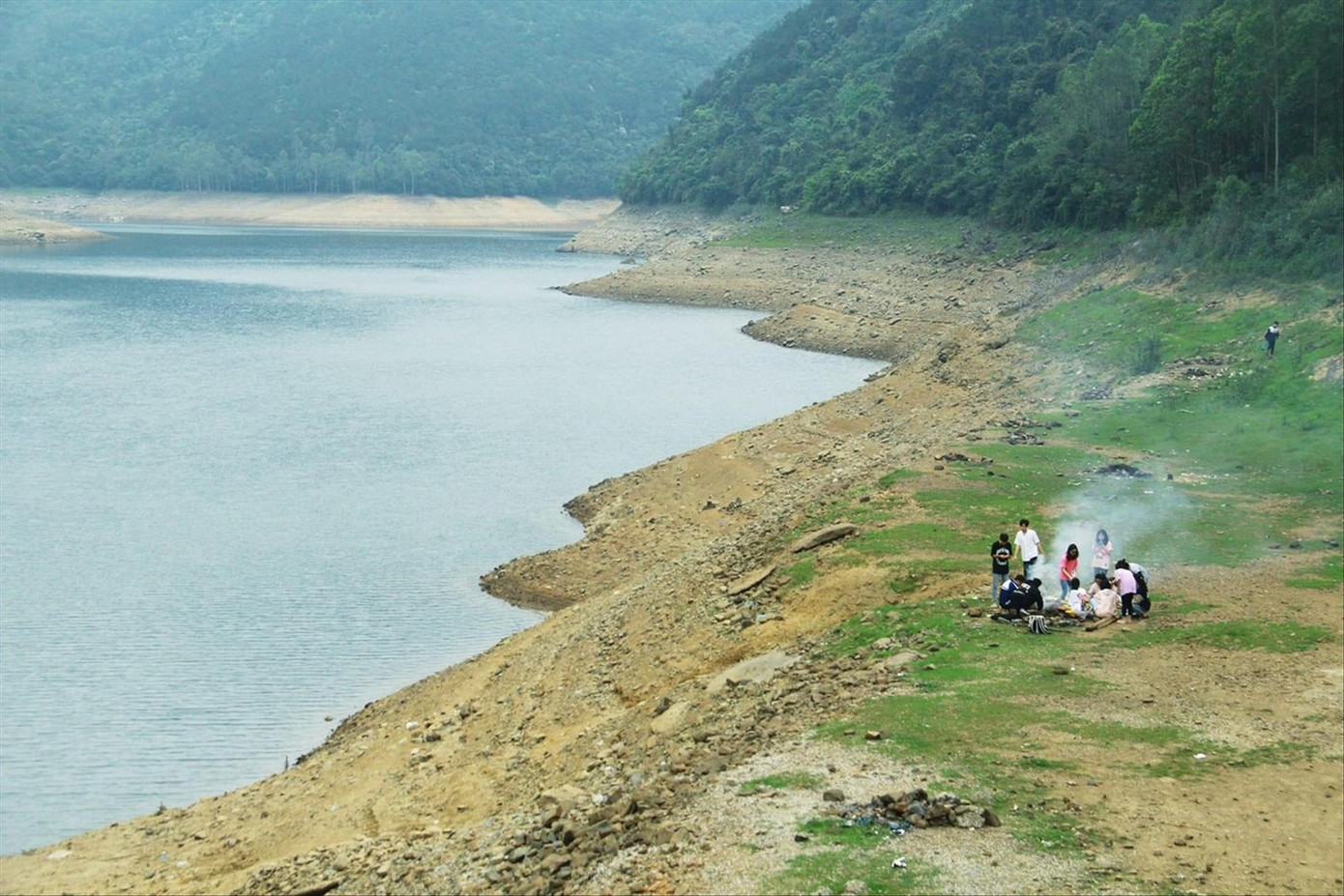 Mực nước xuống thấp, một số người dân xuống chơi ở khu vực khô cạn trong lòng hồ Xạ Hương, Tam Đảo, Vĩnh Phúc Ảnh: Hà Trần