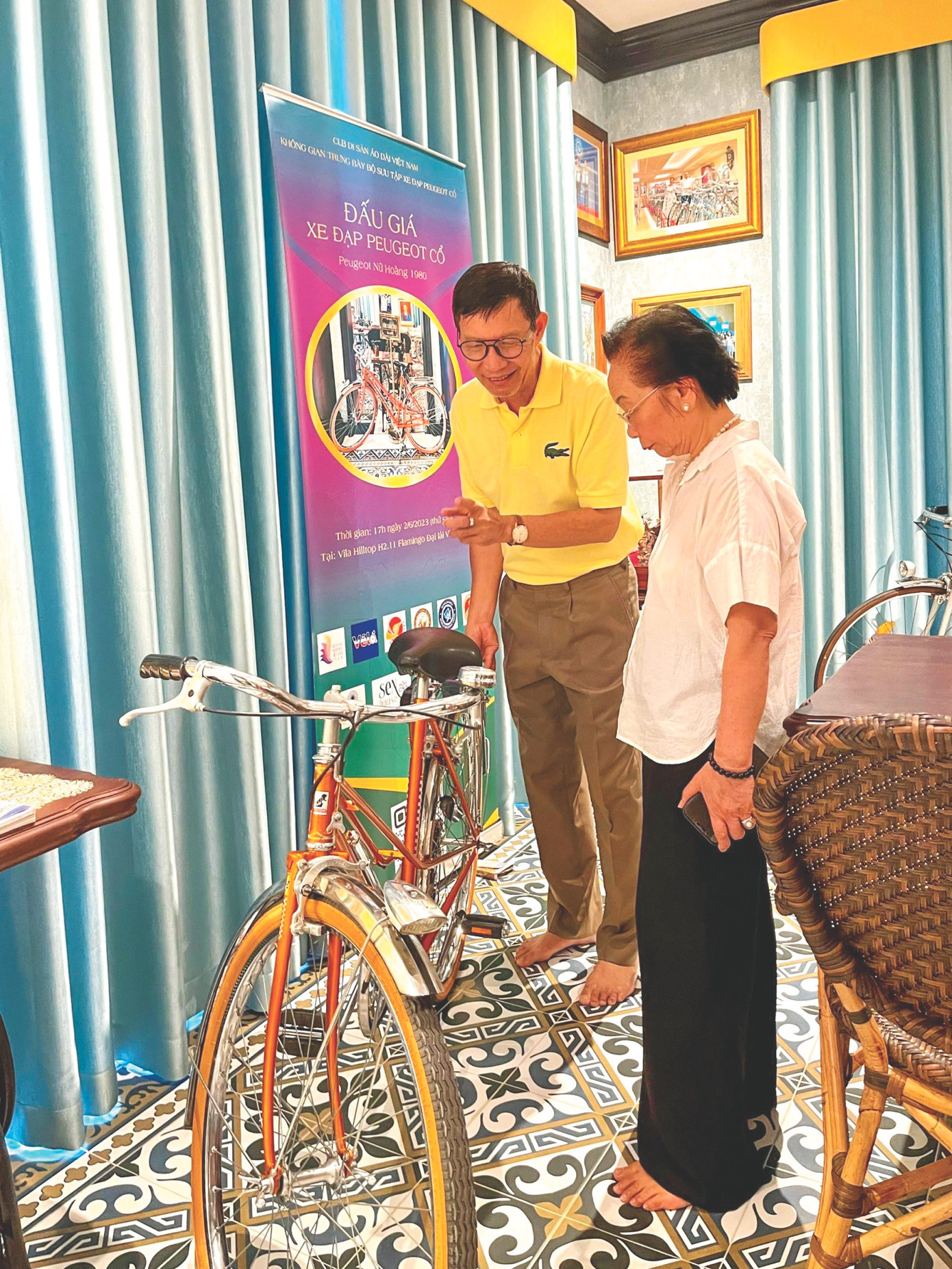 Nguyễn Xuân Tình giới thiệu xe đạp Peugeot với nguyên Phó Chủ tịch nước Nguyễn Thị Doan Nguyễn Xuân Tình giới thiệu xe đạp Peugeot với nguyên Phó Chủ tịch nước Nguyễn Thị Doan