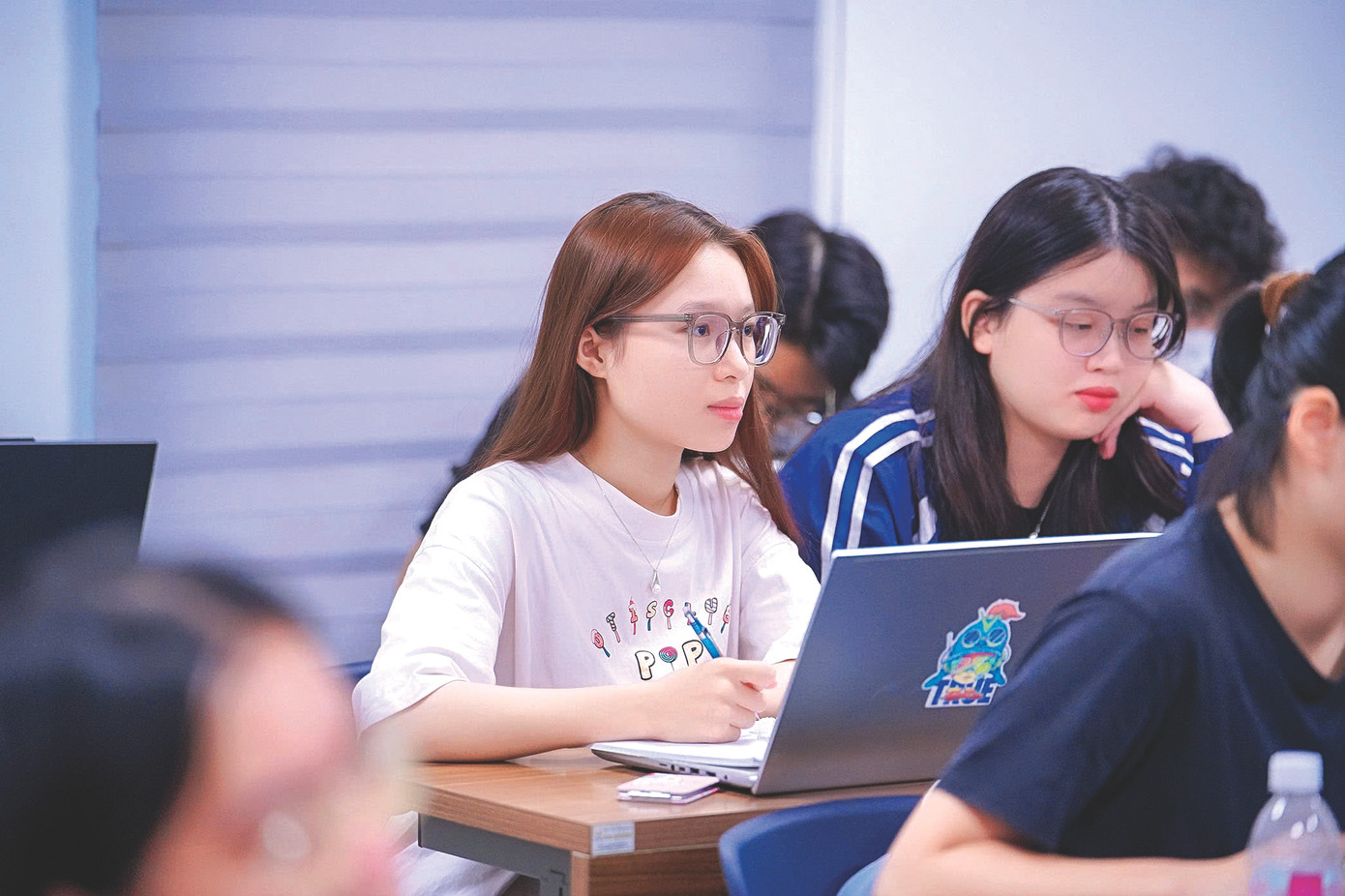 Sinh viên ĐHQG Hà Nội trong lớp học. Ảnh: NGHIÊM HUÊ