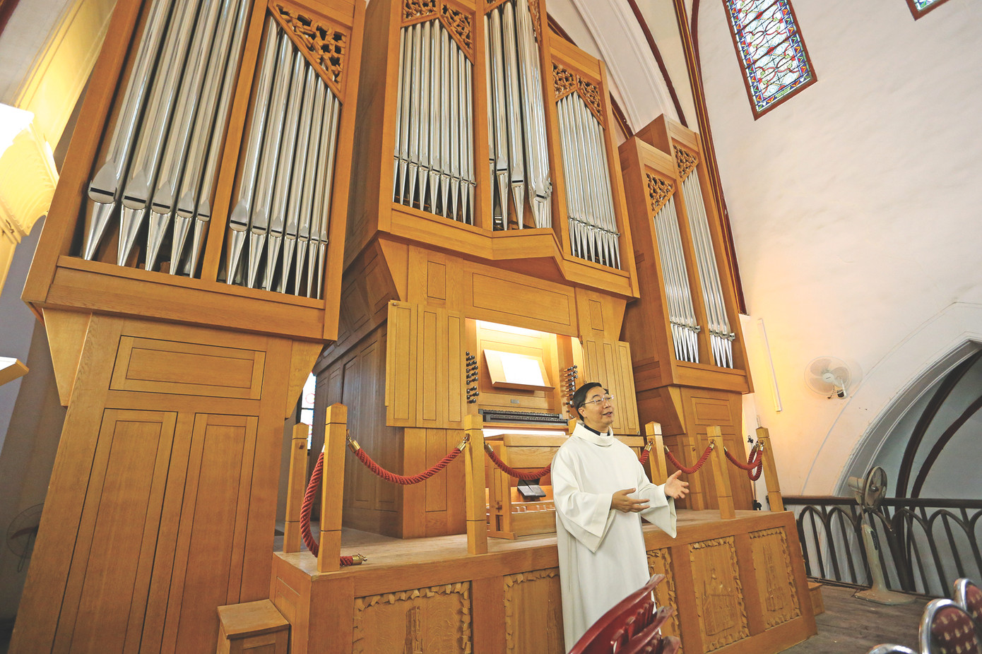 Linh mục nhà thờ Chính tòa Hà Nội An tôn Nguyễn Văn Thắng giới thiệu về cây đàn Ảnh: M.Đ