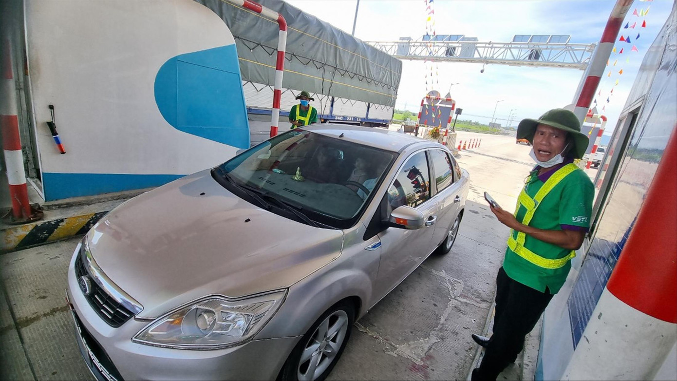 Nhiều xe vẫn gặp trục trặc khi thực hiện thu phí không dừng trên cao tốc Đà Nẵng - Quảng Ngãi. Ảnh: Thanh Trần