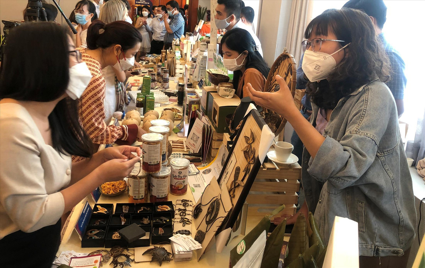 Băng Nhi (bên phải, ở Bến Tre) giới thiệu trang sức từ gáo dừa cho khách Băng Nhi (bên phải, ở Bến Tre) giới thiệu trang sức từ gáo dừa cho khách